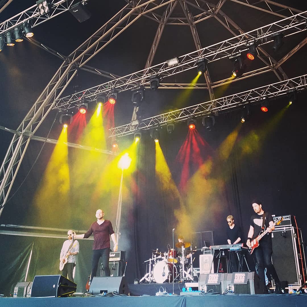 watch The Twilight Sad cover Frightened Rabbit at Primavera Sound