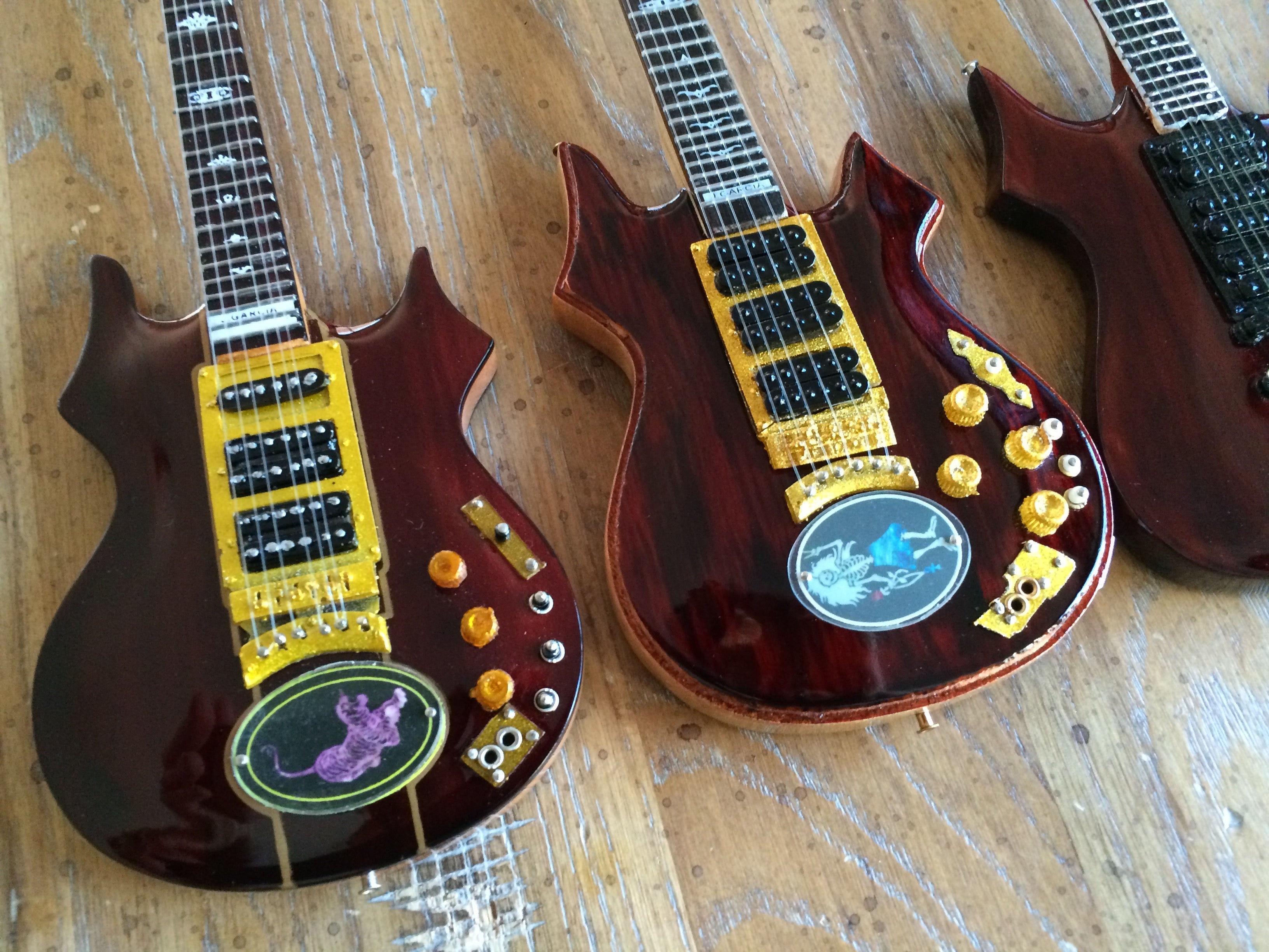 JERRY GARCIA™ TRIBUTE - SET OF 6 SIGNATURE MINI GUITAR REPLICA COLLECTIBLES
