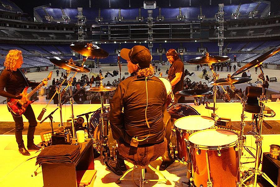Metallica shares rehearsal video & NYC pop-up info, begin tour tonight
