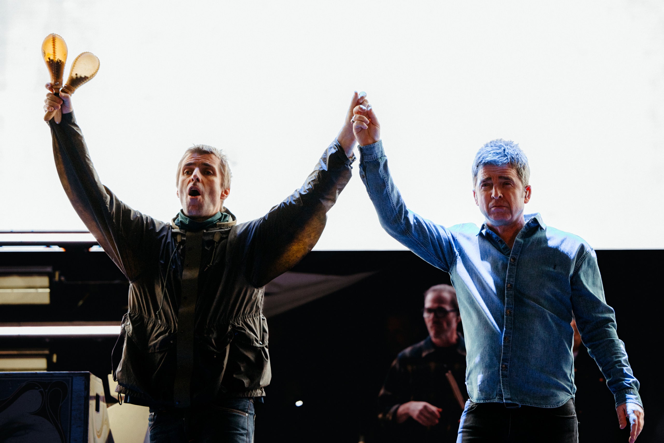 Oasis began North American tour in Toronto with hits & rain (pics, setlist, video)