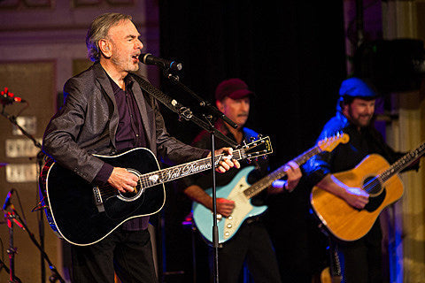 Neil Diamond diagnosed with Parkinson’s, retires from touring