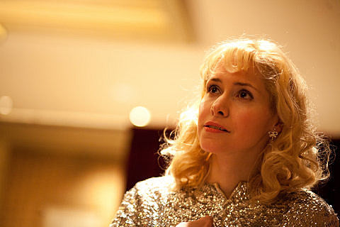 listen to Nellie McKay’s politically-charged new song “Ridiculous”