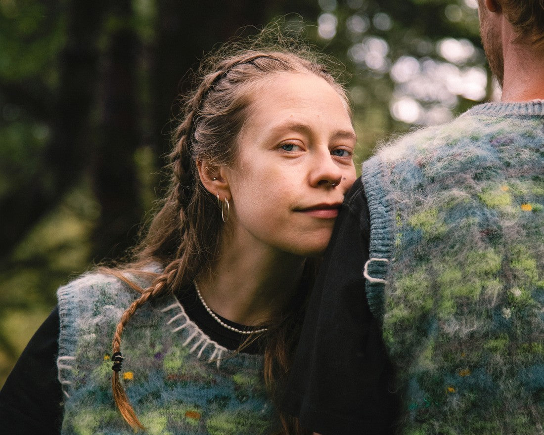 Anna B Savage preps new LP ‘You & I Are Earth,’ shares “Agnes”