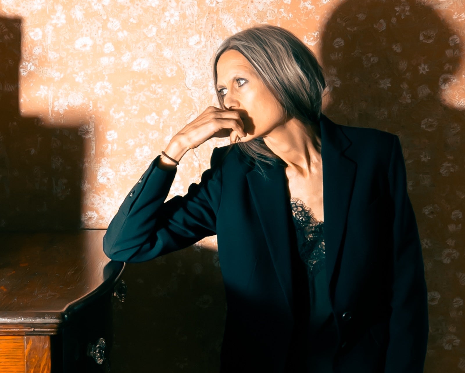 Juliana Hatfield announces new album, shares “Scratchers”