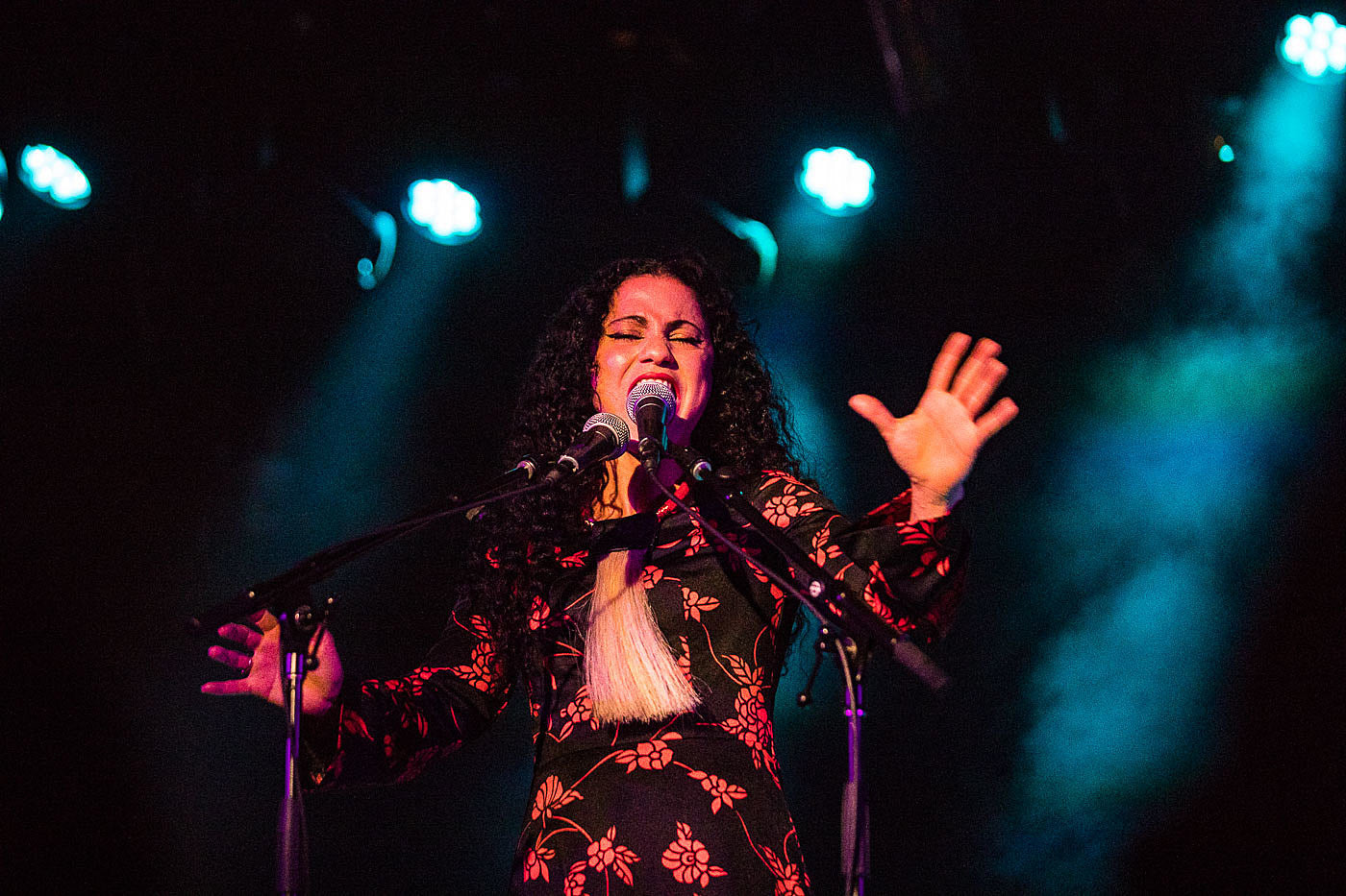 Emel Mathlouthi celebrating ‘Ensen’ on tour, played LPR (pics, setlist)