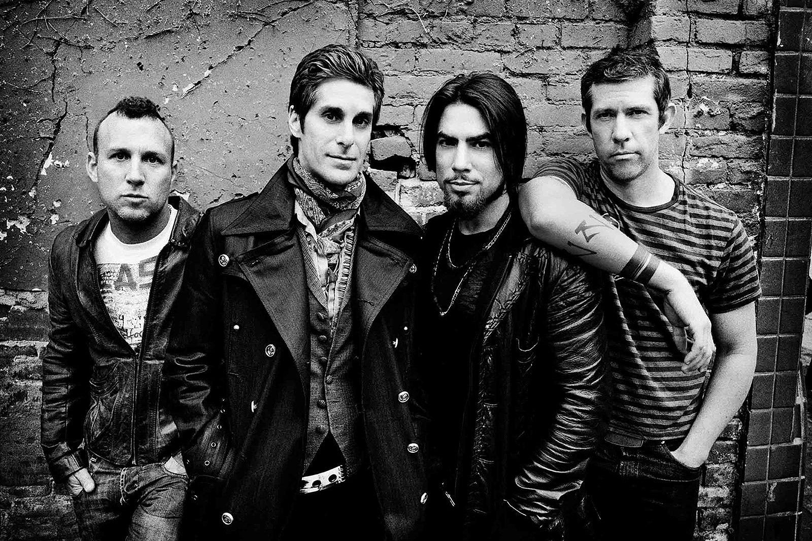 Jane’s Addiction cancel CT show after onstage fight; Liam Gallagher weighs in (their “attitude stinks”)