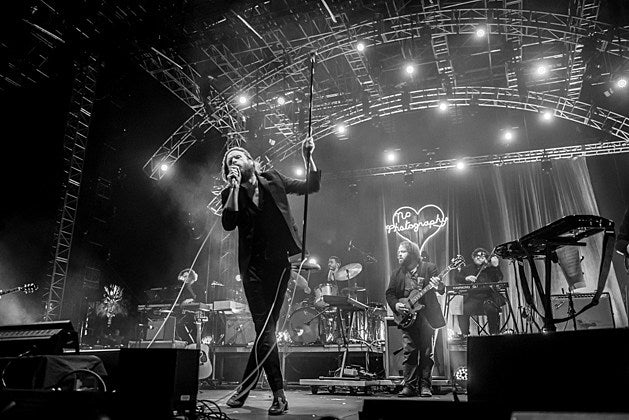 Father John Misty sang with Florence & the Machine at Coachella, shares RSD15 single, expands tour (dates, stream)