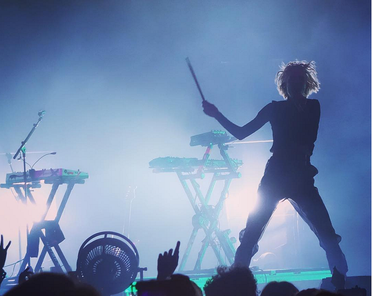Grimes ends 2nd Barclays show early, mid-song: “We just had a really disturbing thing happen to us today”