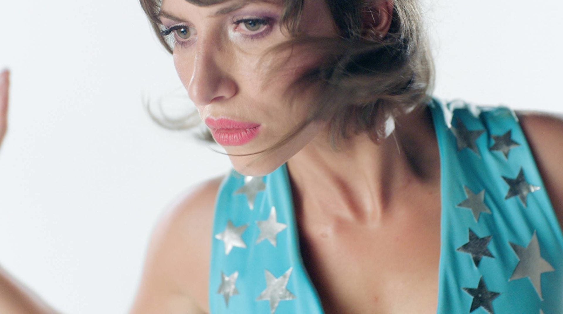 Aldous Harding shares “Blend” video