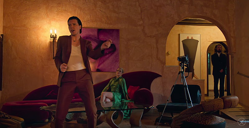 Alex Cameron shares new single “Miami Memory,” touring this fall