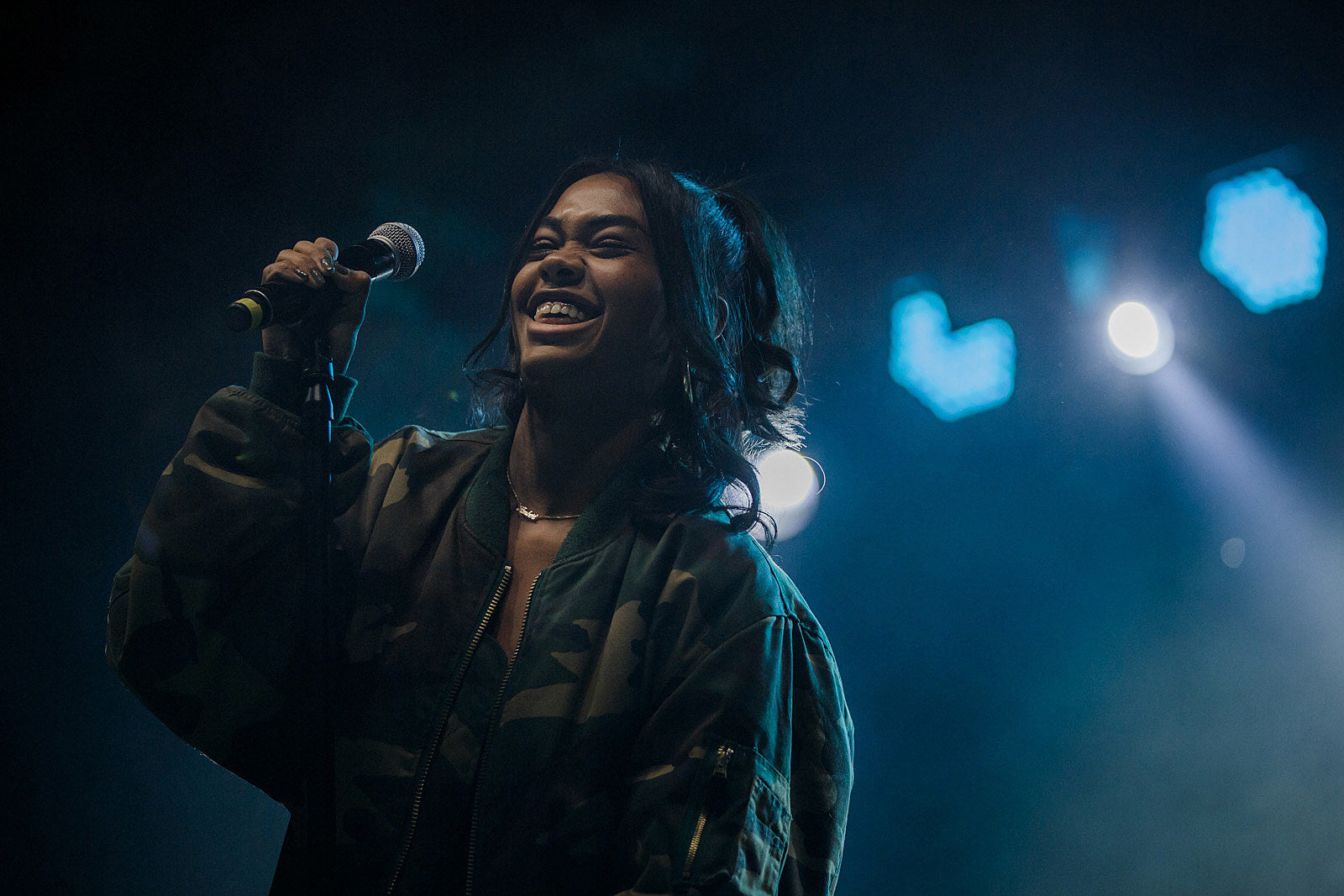 Amber Mark opened for Khalid in Chicago (pics), playing LA & NYC in 2018