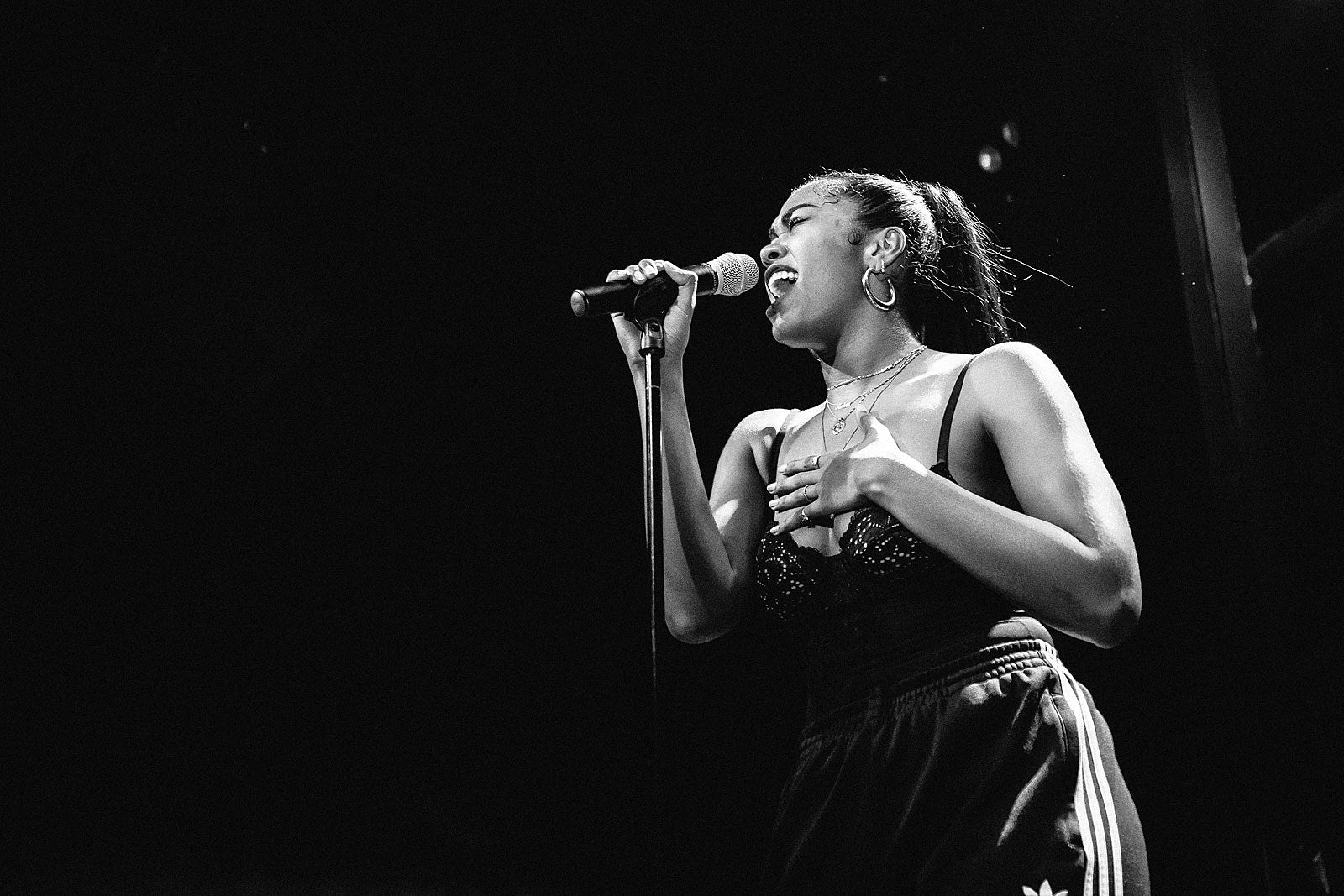 Amber Mark shares “Love Me Right,” expands North American tour