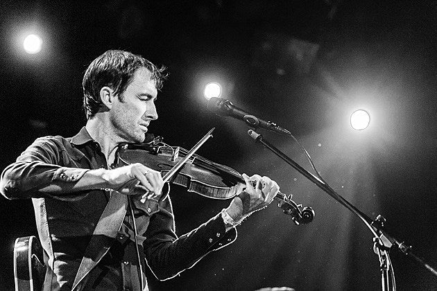 Andrew Bird announces new LP ‘Are You Serious’ (feat Fiona Apple), played “Capsized” on ‘Conan’ and shared lyric video
