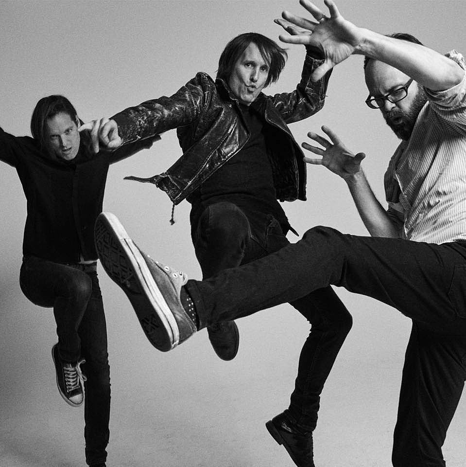 Ash streaming “Buzzkill” off new LP, touring, doing RSD crawl in NYC