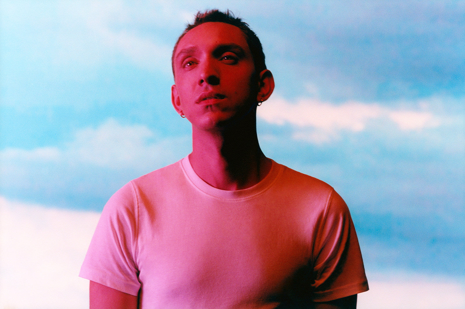 The xx’s Oliver Sim samples Brian Wilson on “GMT,” announces North American tour