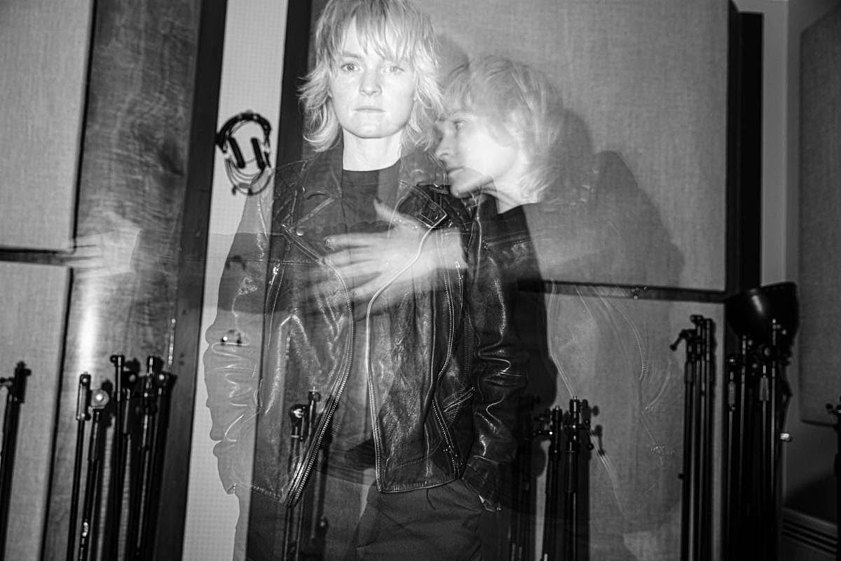 Billy Nomates shares new single “Blue Bones”