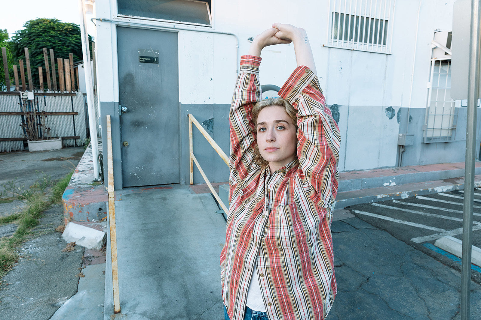 Blondshell shares new single “Cartoon Earthquake,” announces NYC show