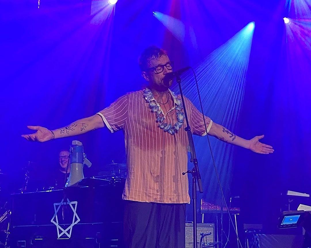 Blur brought out Phil Daniels for “Parklife,” played more rarities @ 2nd warm-up show (setlist, video)