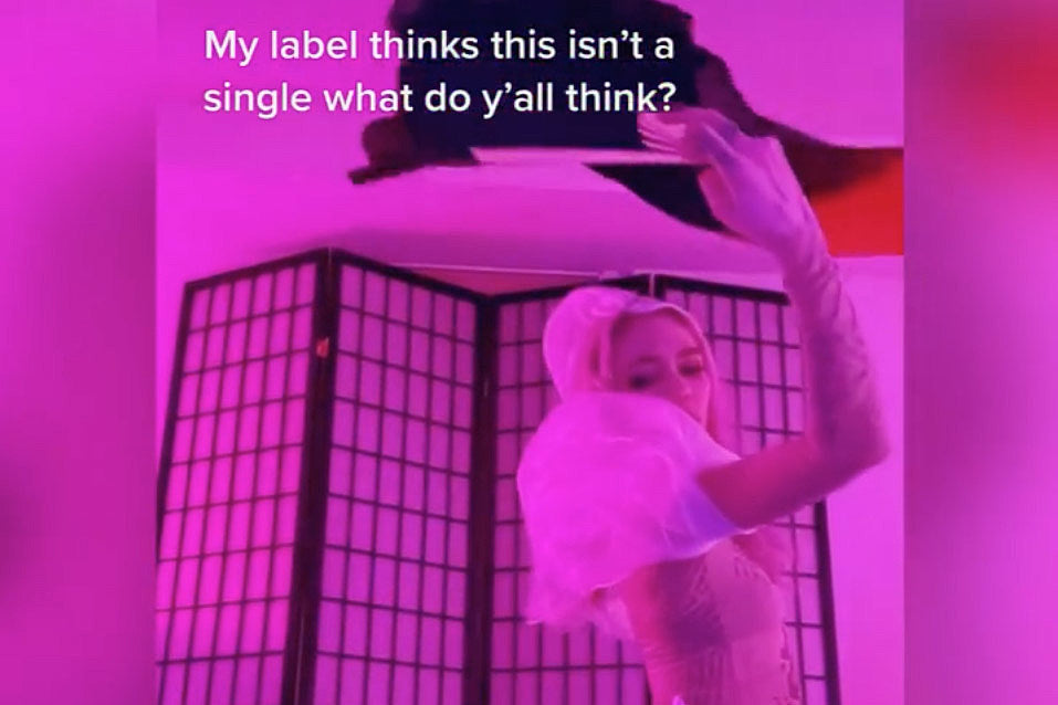 Azealia Banks responds to Grimes’ new song “about having to defeat Azealia Banks”