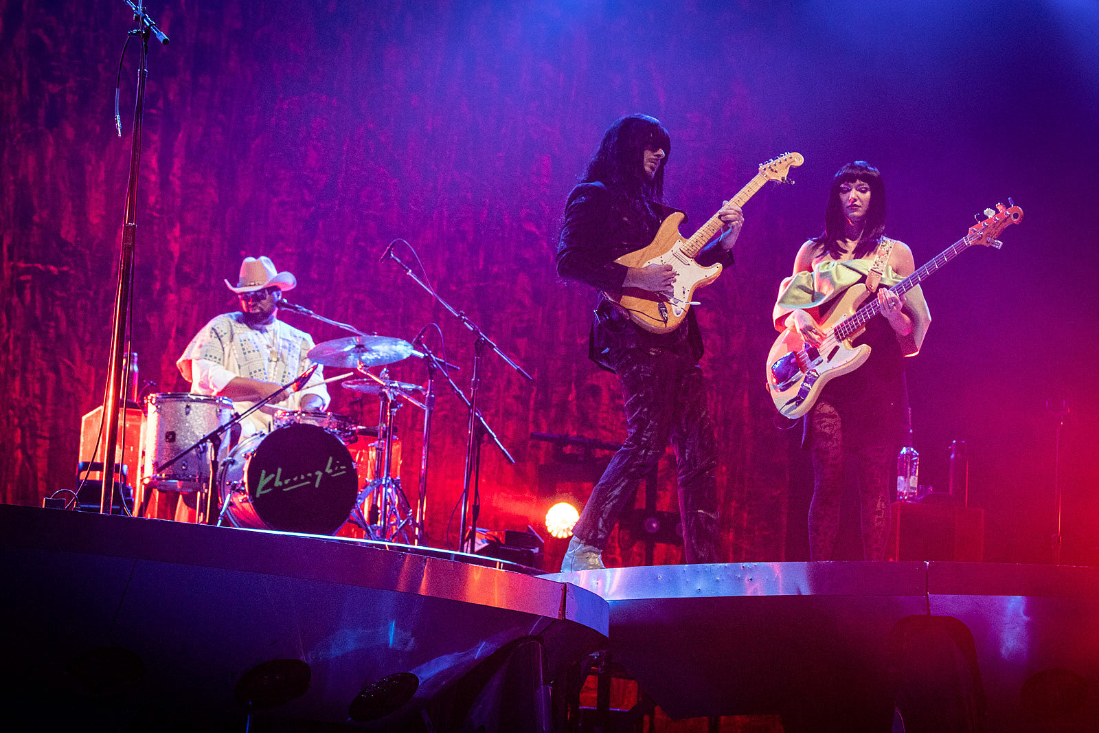Khruangbin played Radio City Music Hall w/ Nubya Garcia (pics, setlist)