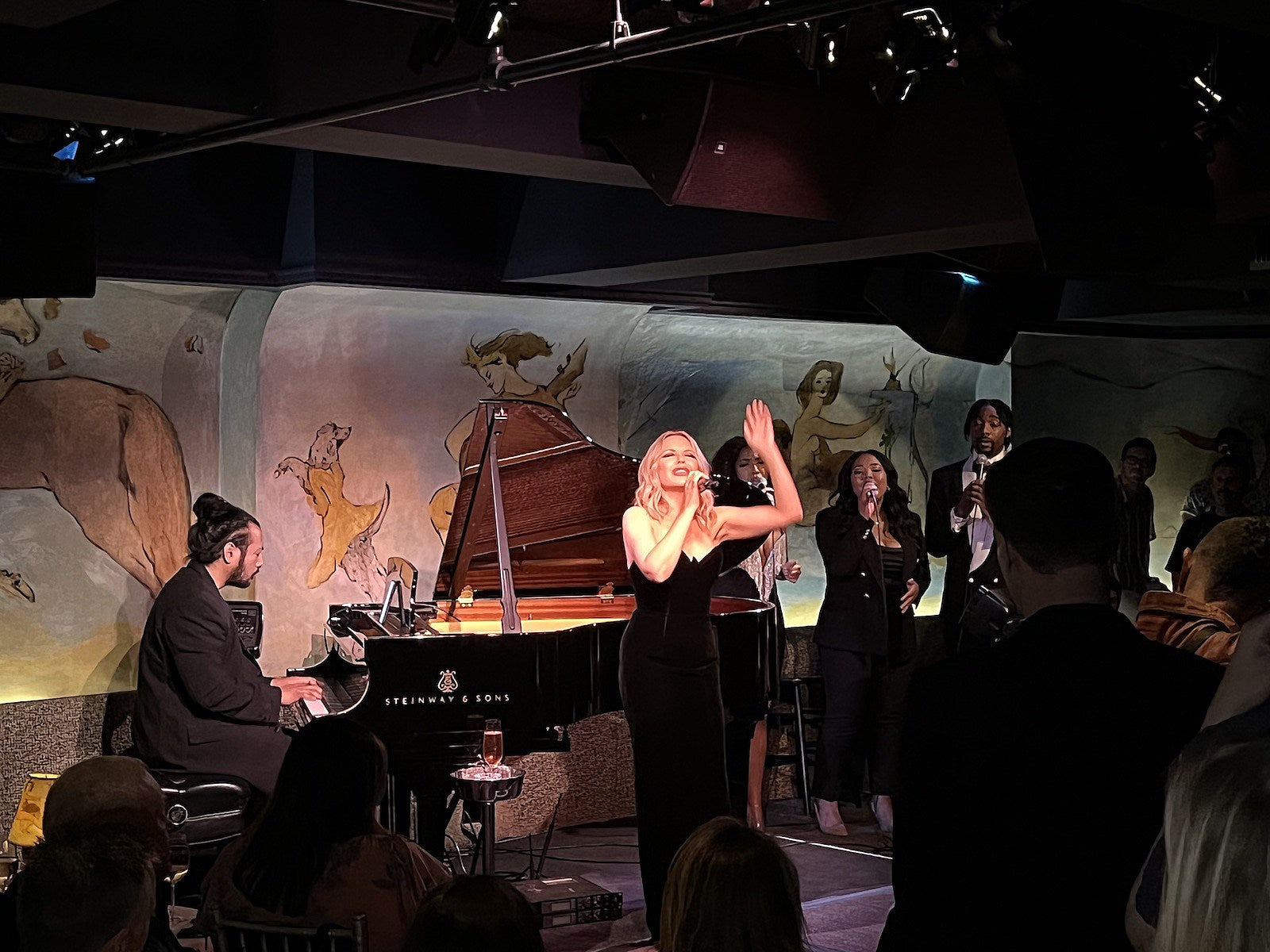 Kylie Minogue sang her hits while her signature rosé flowed at Cafe Carlyle  (video)