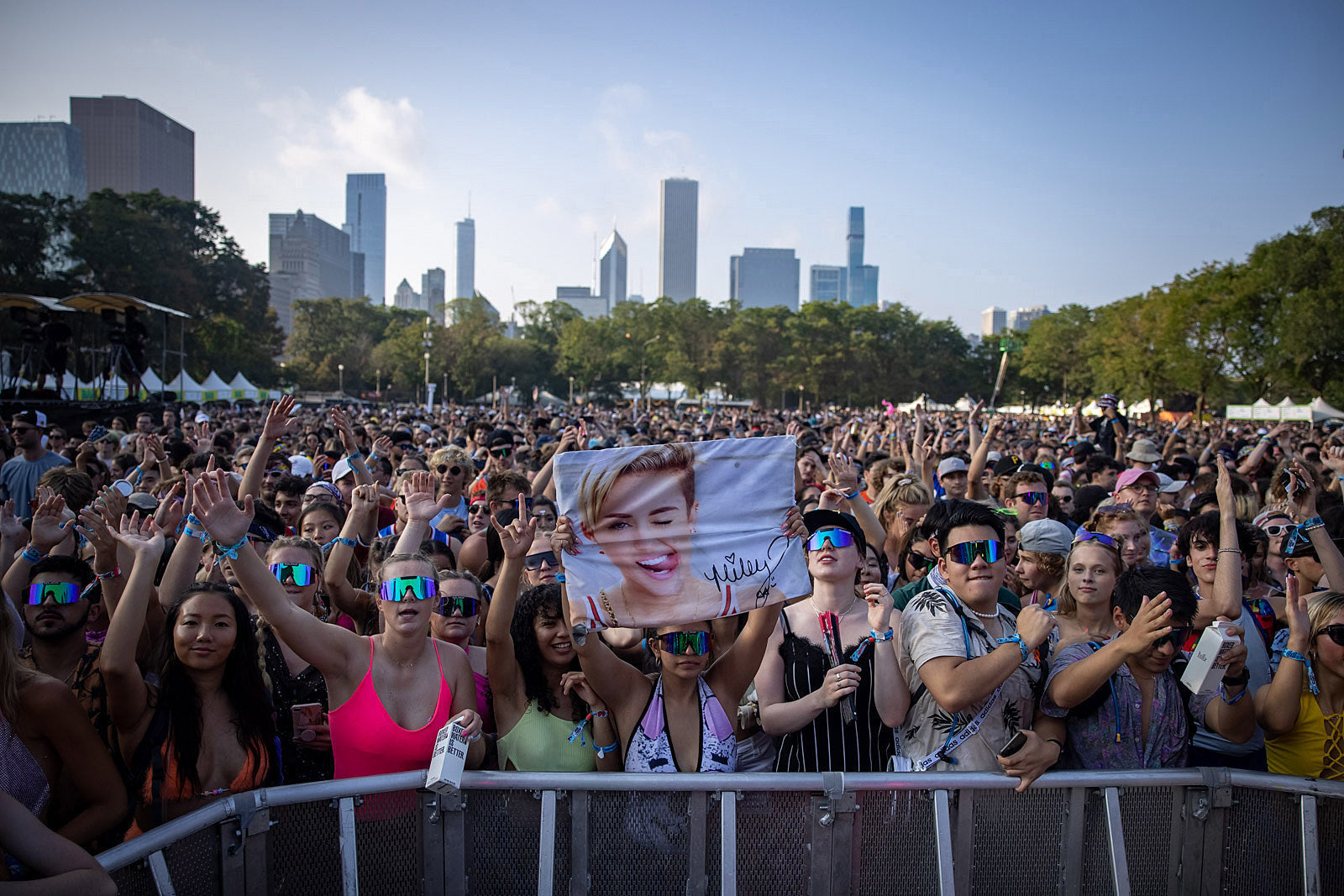 Lollapalooza 2021 Thursday pics & video (Miley Cyrus, Jimmy Eat World, Orville Peck, more)