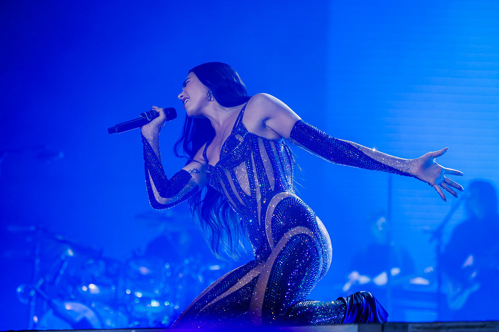 Lollapalooza 2022 Friday pics & video: Dua Lipa, Machine Gun Kelly, Wet Leg, Tinashe, more
