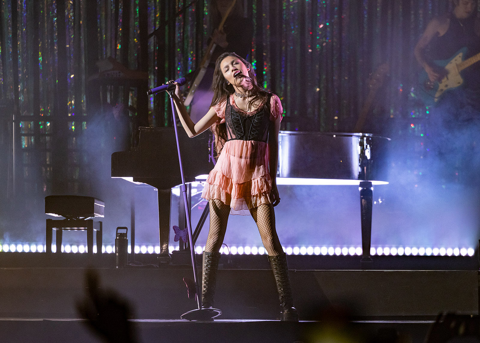 Olivia Rodrigo played Chicago’s Aragon Ballroom (pics, video, setlist)