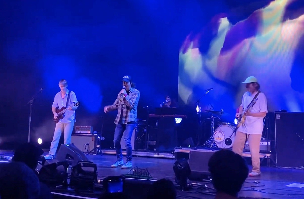 Watch Pavement bring out Kurt Vile in Philly for “Zurich Is Stained”