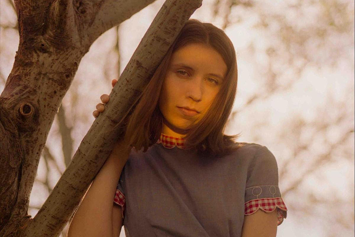 Pearla discusses the influences behind her debut LP, shares new “Unglow The” video