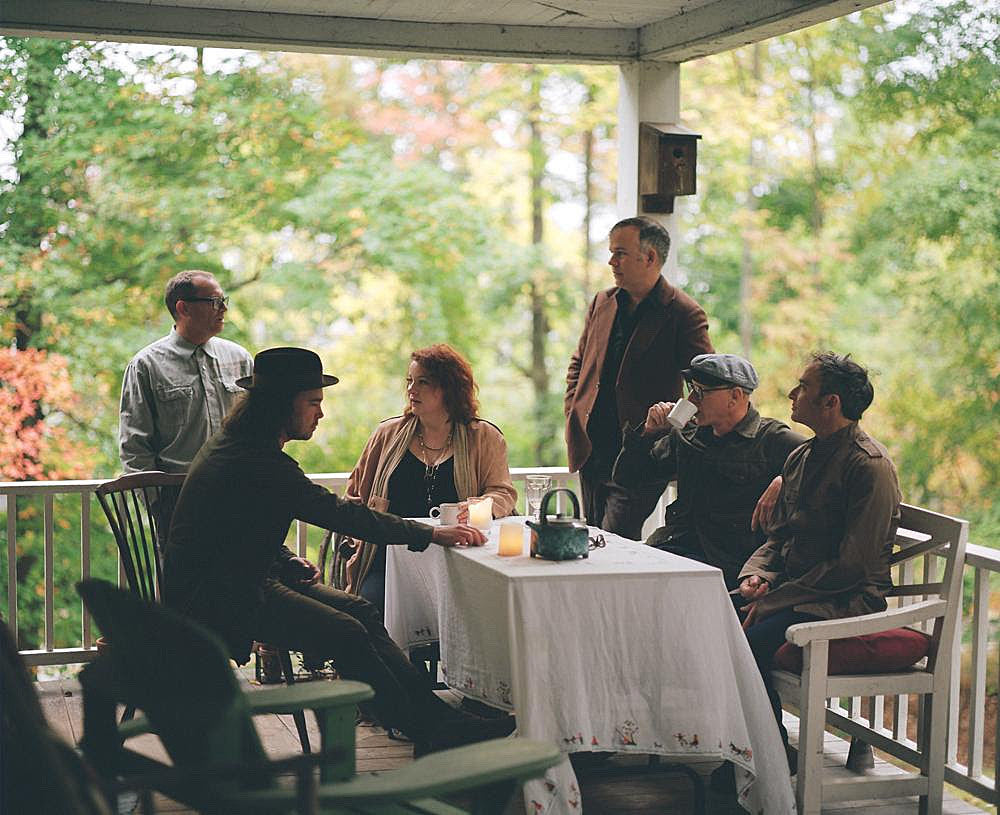 Stars announce North American holiday tour