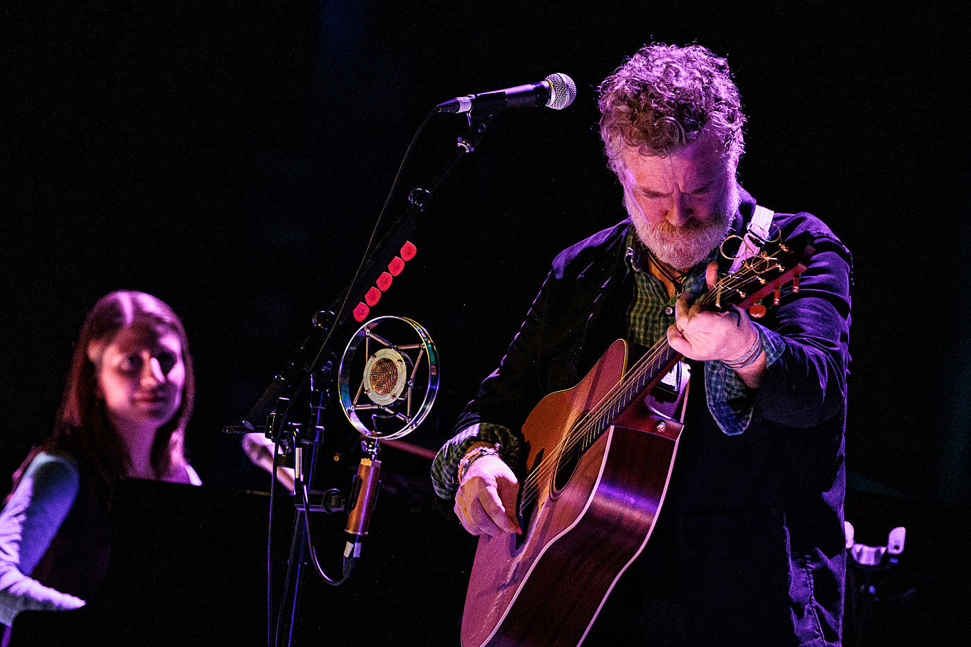 Glen Hansard shares “Take Heart” ft Markéta Irglova & Ukrainian refugees