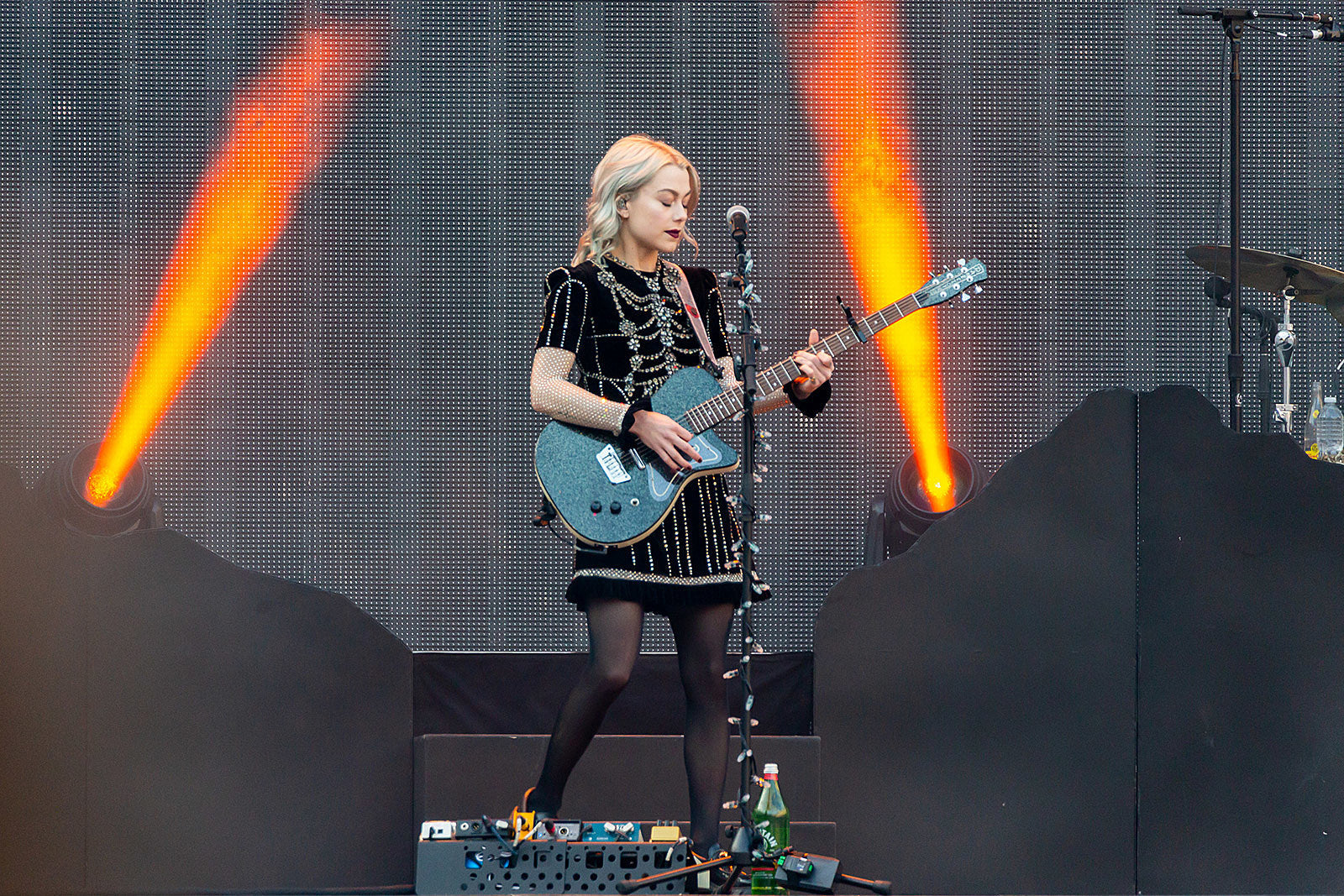 Phoebe Bridgers re-released “Waiting Room” for charity, played it at MetLife Stadium (video)