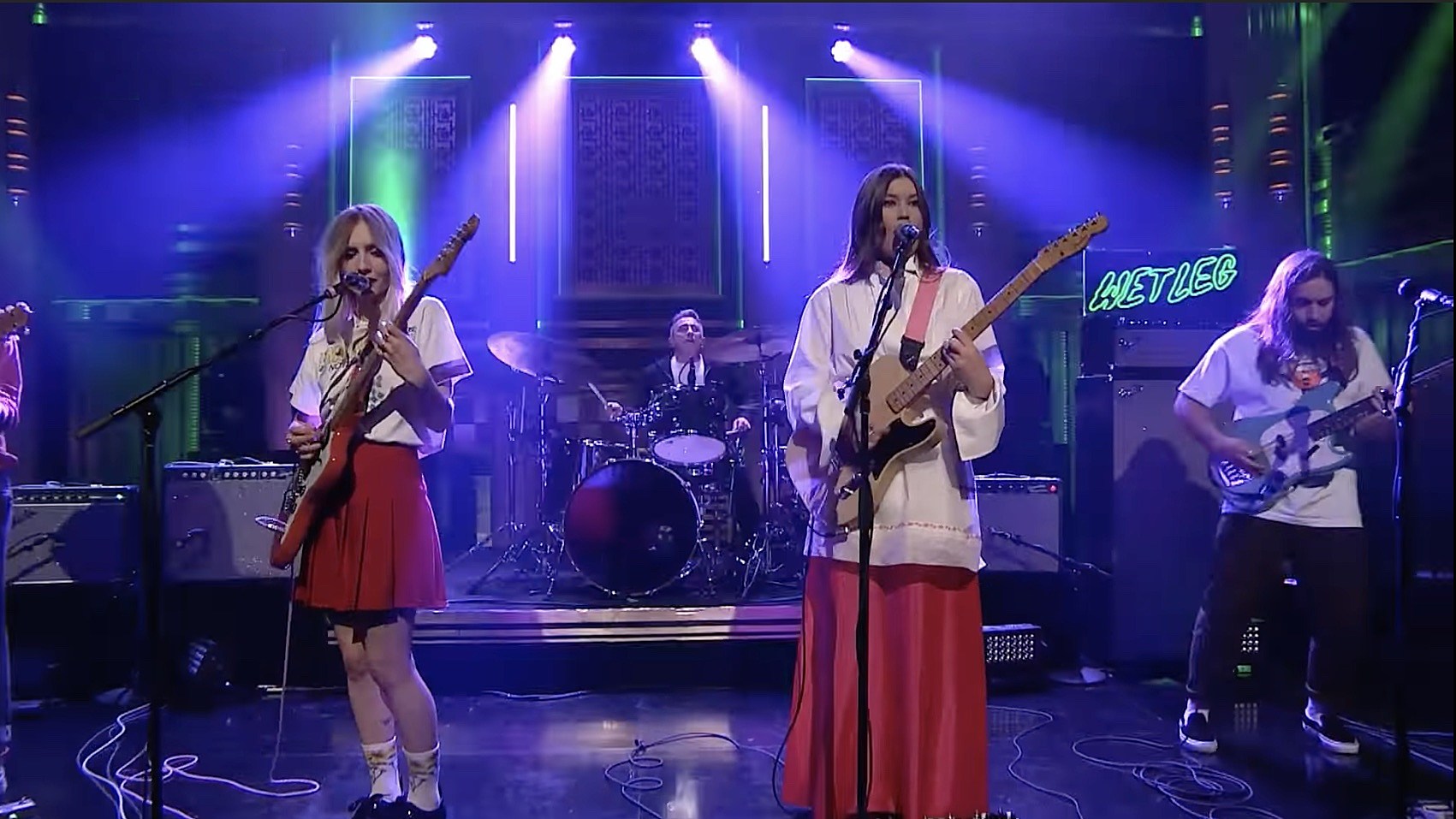 Watch Wet Leg play “Wet Dream” and “Chaise Longue” on Fallon