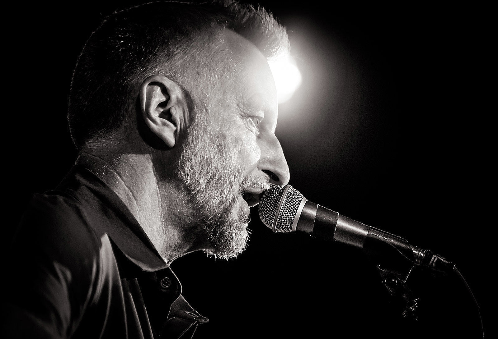 watch Billy Bragg’s 1-hour livestream benefit for Sheffield club The Leadmill