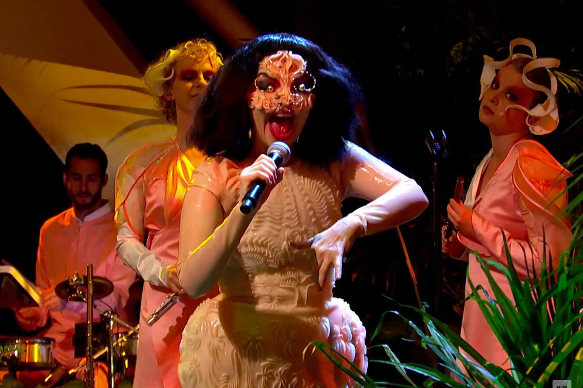 Bjork performed on TV for the first time in 8 years on ‘Jools Holland’ (watch)