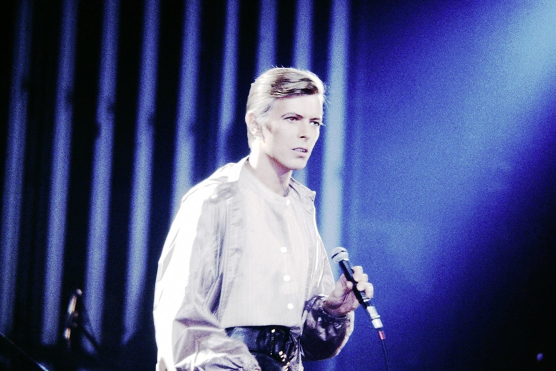 unseen late ’70s concert photos of Bowie, Lou Reed, The Jam, Queen & more showing at Brooklyn’s Pioneer Works