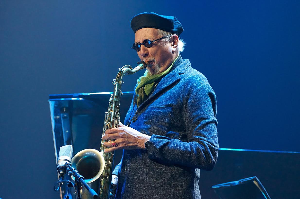Blue Note signs saxophonist Charles Lloyd (who’s playing The Met), collaborates with Sonos on blue speaker
