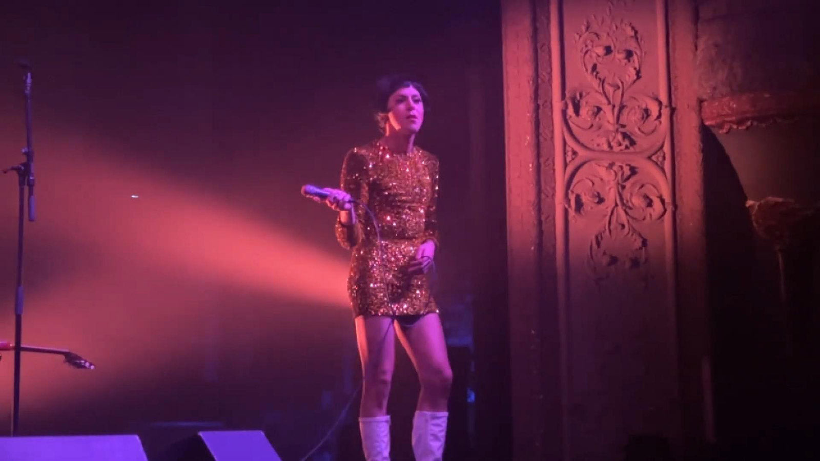 Cindy Lee began 2025 tour in Chicago (video, setlist)