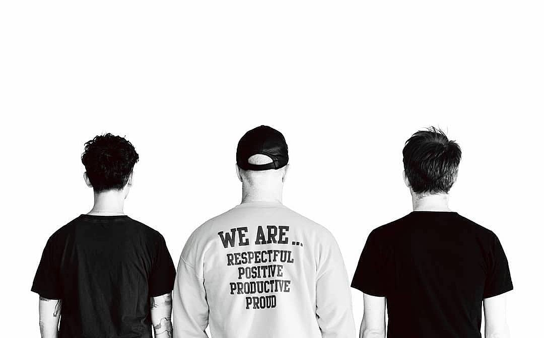 CRICKETS (JD Samson, Roddy Bottum) announce debut LP, share “Elastic”