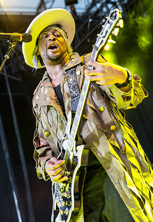 D’Angelo played a rain-shortened set at Forest Hills Tennis Stadium w/ Gary Clark Jr. and Meg Mac (pics/setlist)