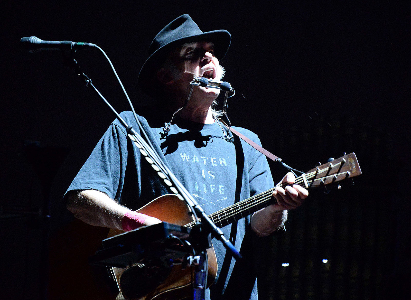 Neil Young announces solo tour