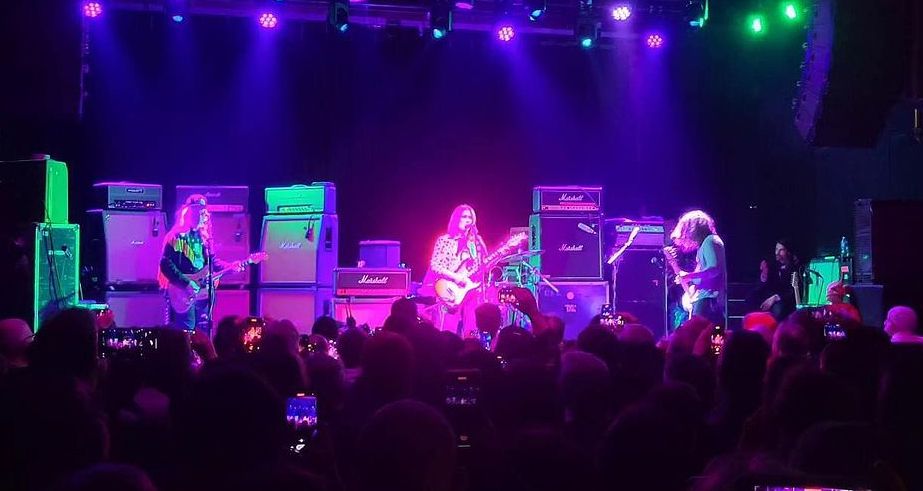 Kim Deal joined Dinosaur Jr to sing “Gigantic” & “Divine Hammer;” The Hold Steady showed up too! (full show video)