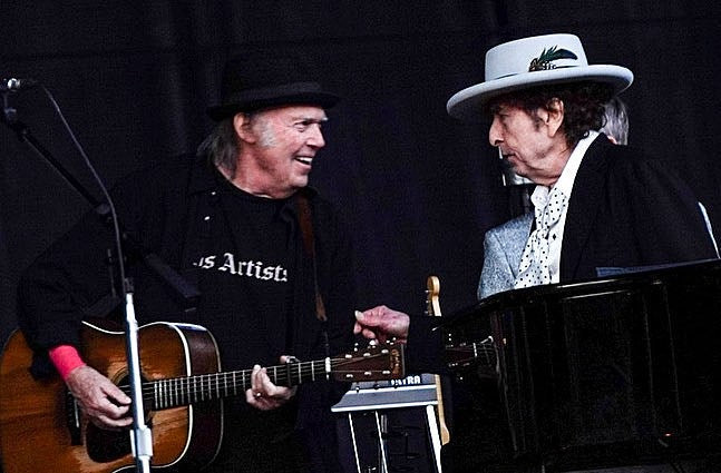 Bob Dylan & Neil Young sang together on stage for first time in 25 years (watch)