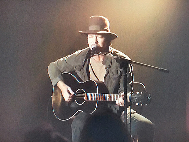 Eddie Vedder performed on tonight’s ‘Twin Peaks’ (watch)