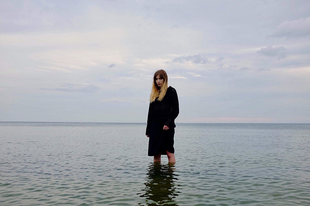 Canadian dreampop artist Ellis preps ‘The Fuzz’ (stream it), touring