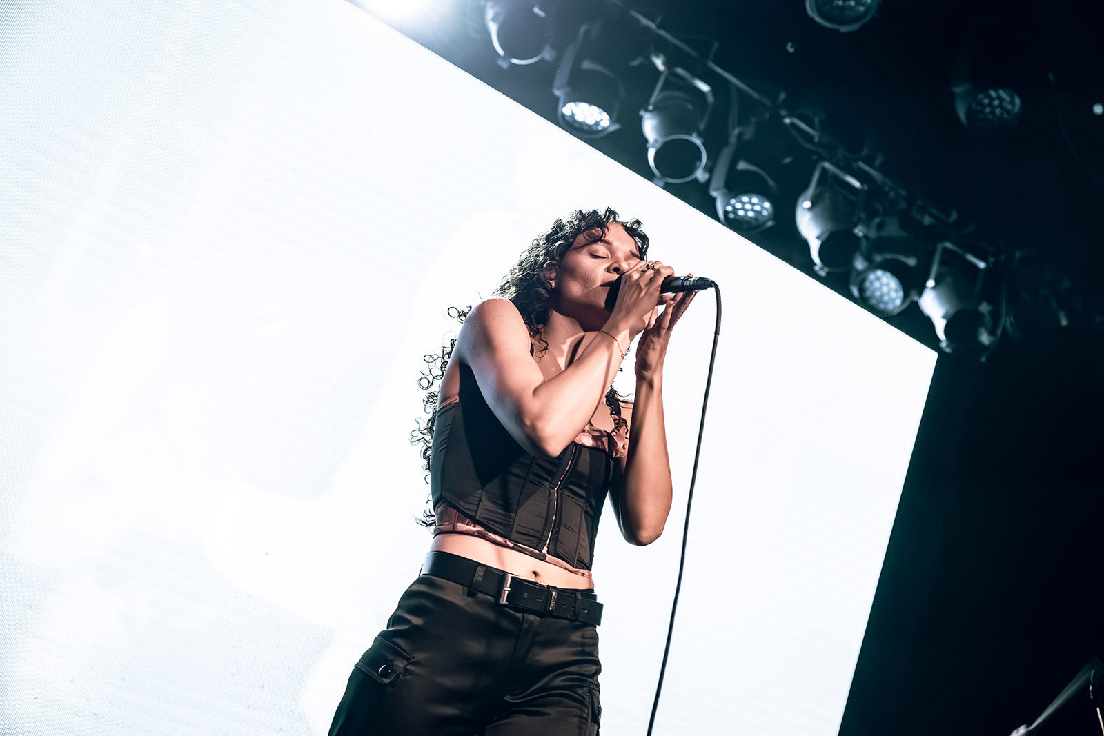 Erika de Casier brought out Dev Hynes at Warsaw show (pics, video, setlist)