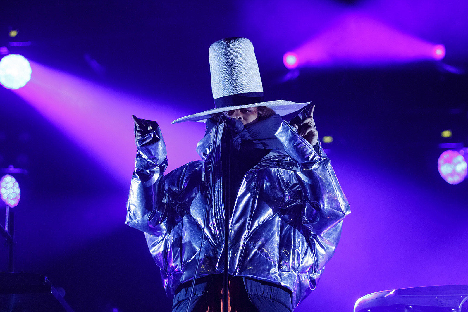 Erykah Badu defends R Kelly in Chicago, then responds to backlash (pics, video)