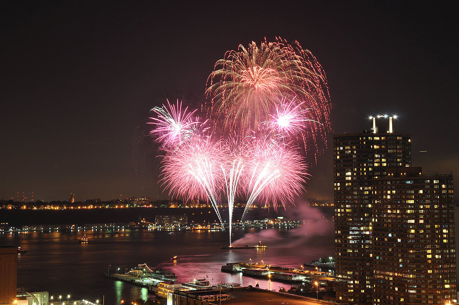 Mayor de Blasio cracking down on “illegal fireworks” as Macy’s announces spread-out July 4 display