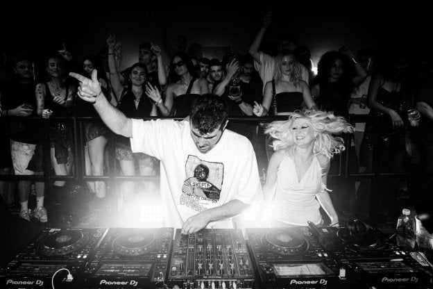 Fred again.. announces ‘USB002’ & live show series, shares Amyl and The Sniffers collab “you’re a star”